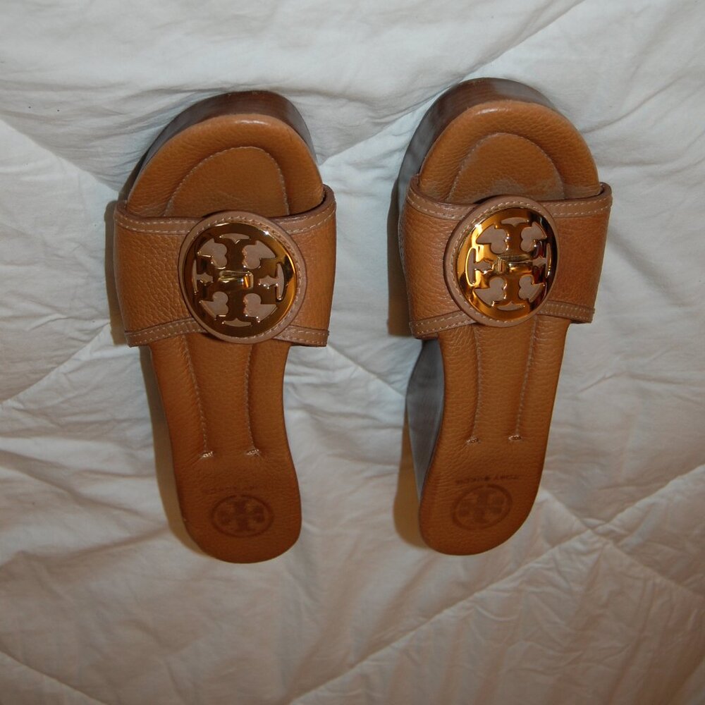 Tony Burch Women's Tan Open Toe /Back Wedge Sandals W/ Gold Emblem Size 81/2 M